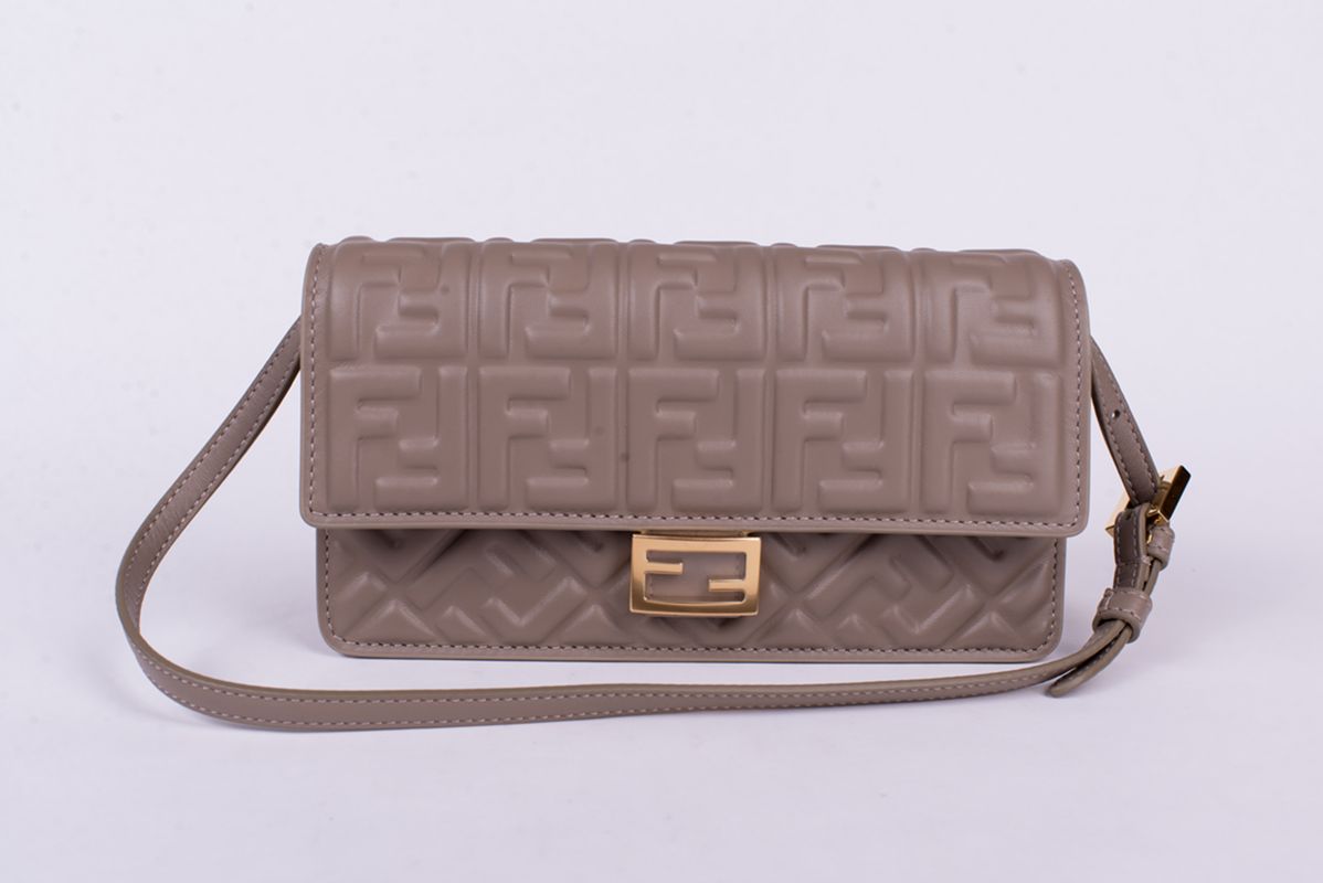 Сумка серо-бежевая тисненая кожа SS26 FENDI 8M0498 AAJD F0E65