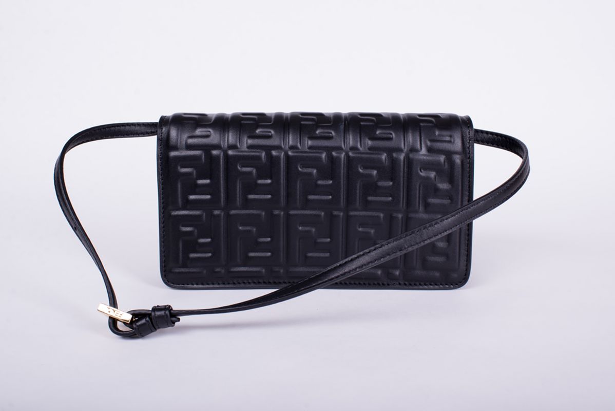 Сумка черная тисненая кожа 25/26 FENDI 8M0498 AAJD F0KUR