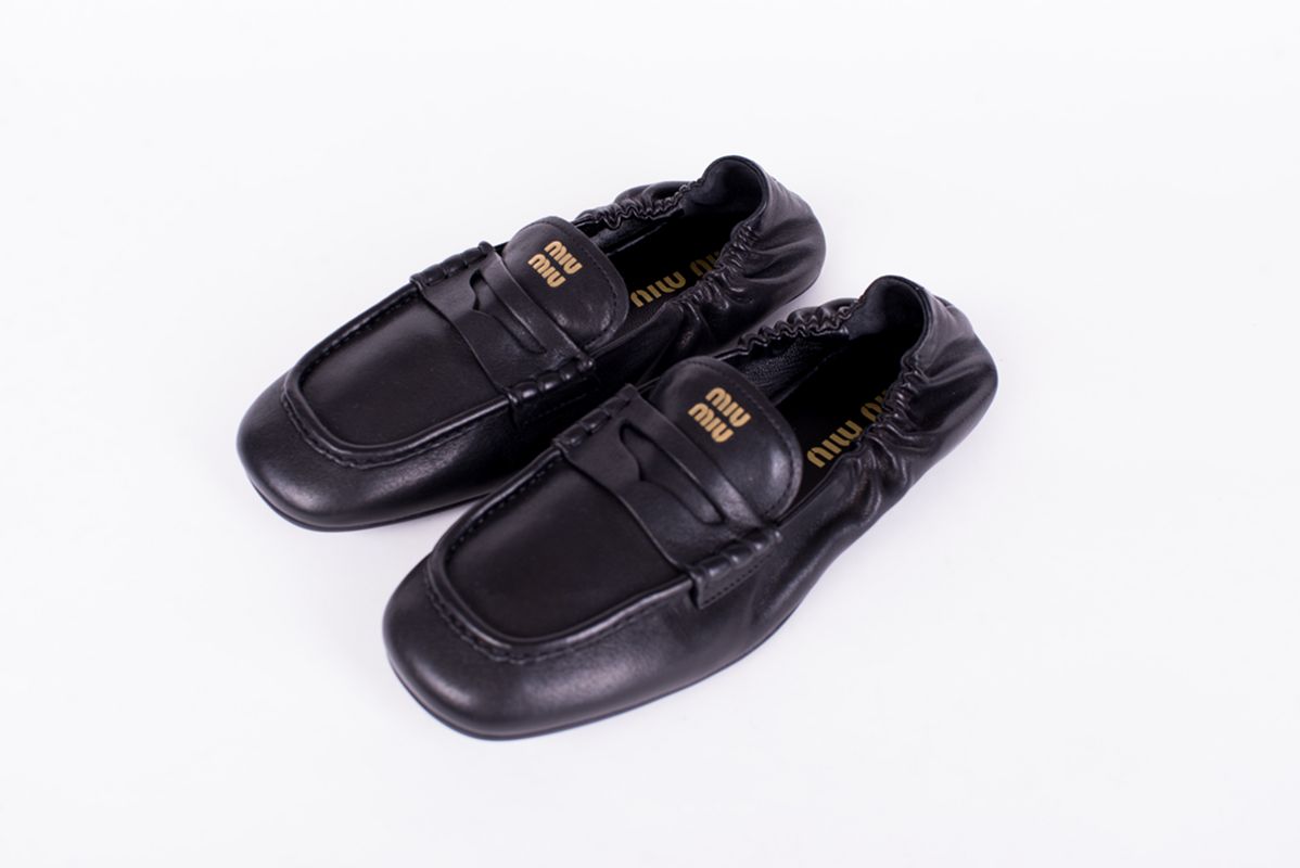 Мокасины черные из кожи SS26 MIU MIU 5D341E