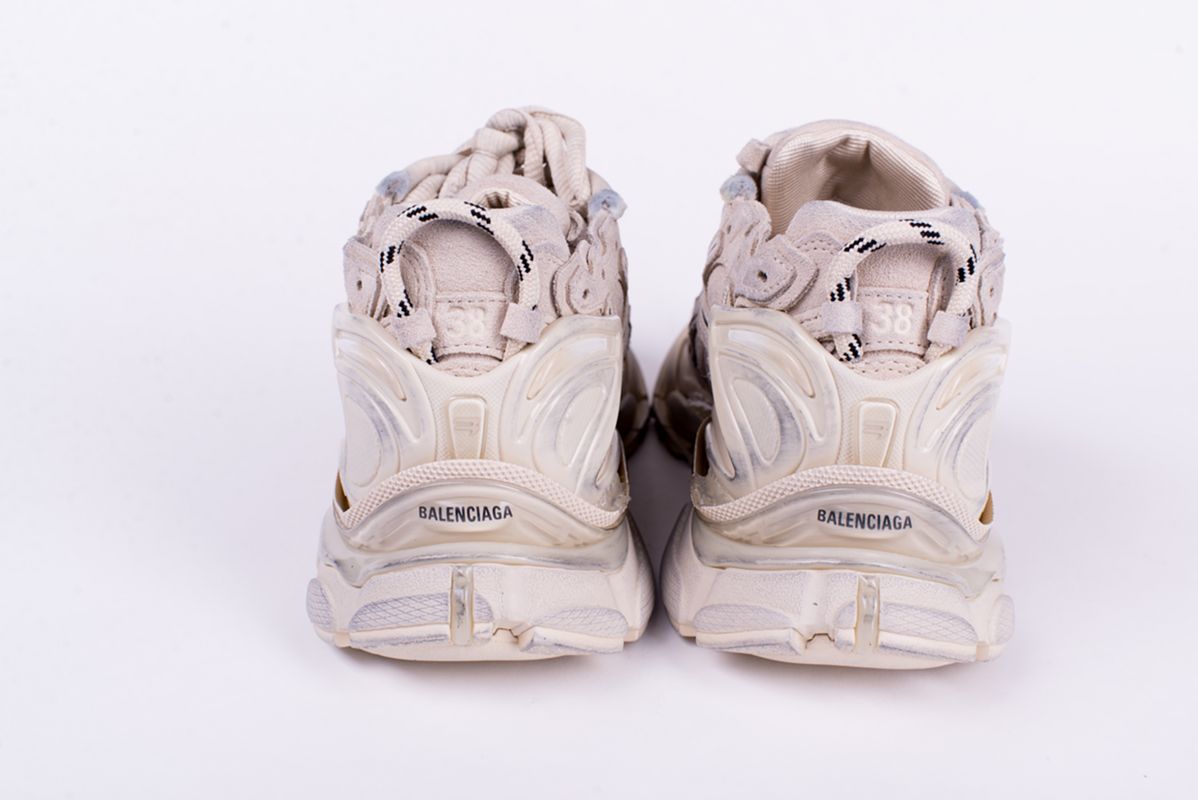 Замшевые кроссовки бежевые RUNNER 25/26 BALENCIAGA 772767-WRNSD-9900