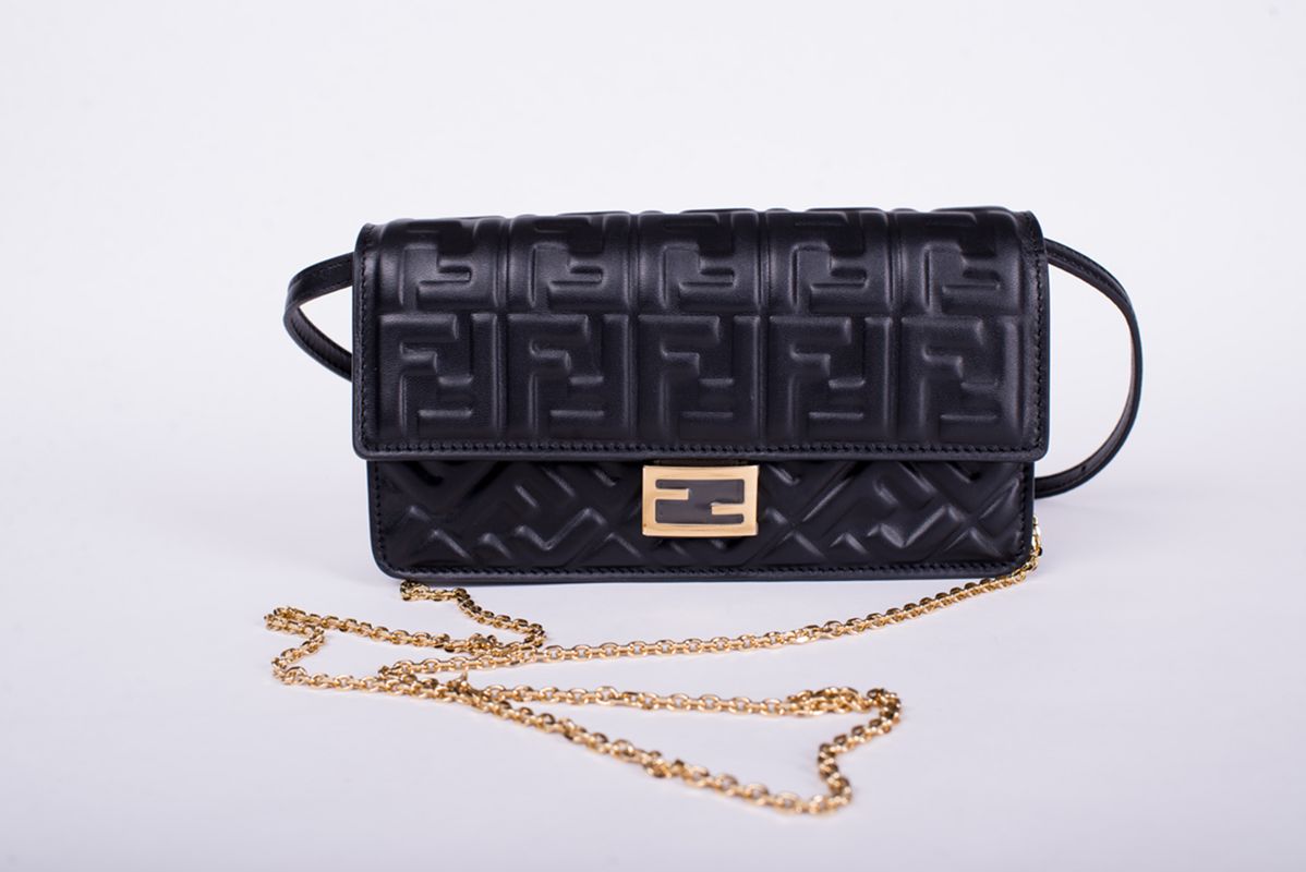 Сумка черная тисненая кожа 25/26 FENDI 8M0498 AAJD F0KUR