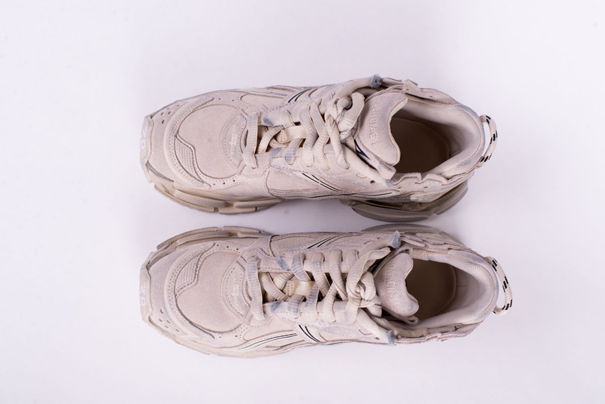 Замшевые кроссовки бежевые RUNNER 25/26 BALENCIAGA 772767-WRNSD-9900