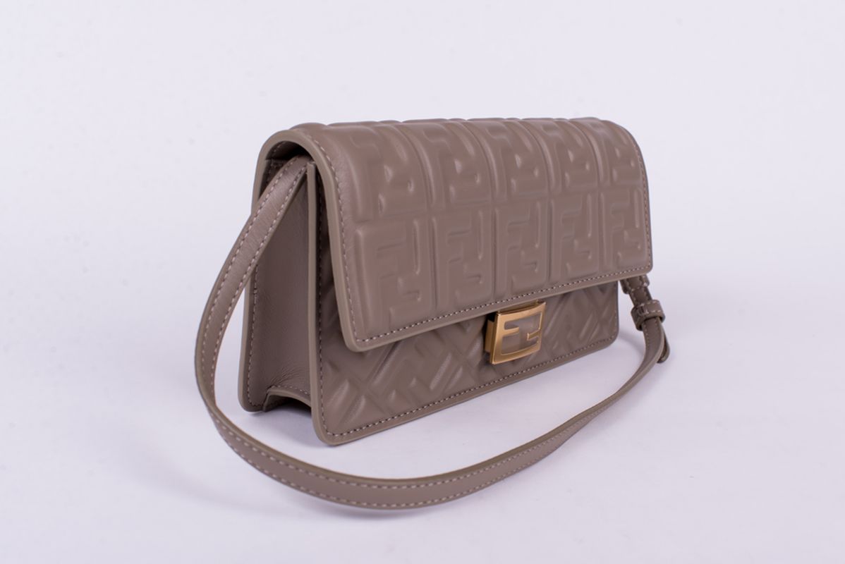 Сумка серо-бежевая тисненая кожа SS26 FENDI 8M0498 AAJD F0E65