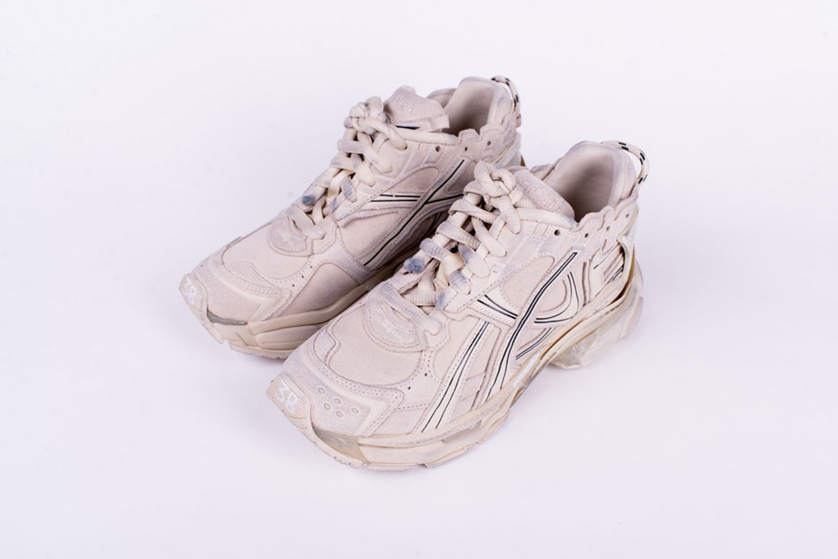 Замшевые кроссовки бежевые RUNNER 25/26 BALENCIAGA 772767-WRNSD-9900