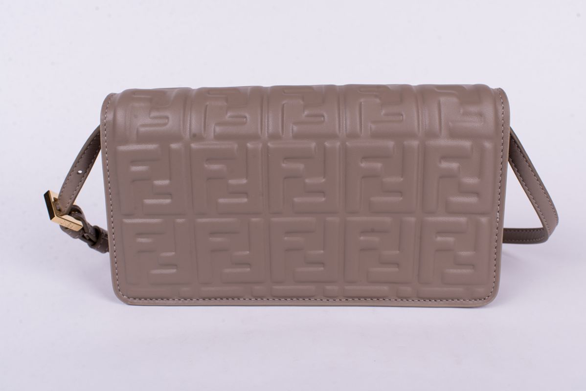 Сумка серо-бежевая тисненая кожа SS26 FENDI 8M0498 AAJD F0E65