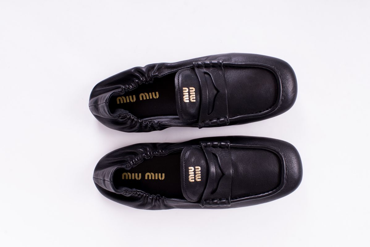 Мокасины черные из кожи SS26 MIU MIU 5D341E