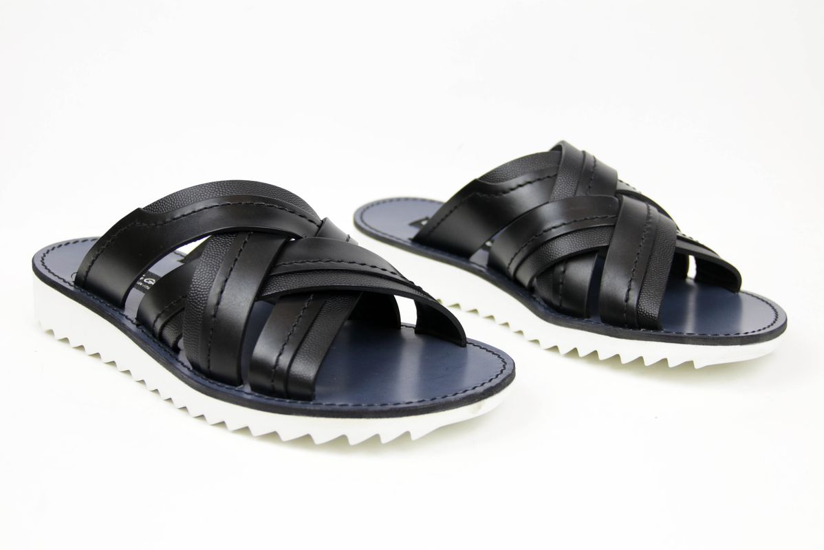 Сандалии черные кожаные Dolce & Gabbana A80040AB701