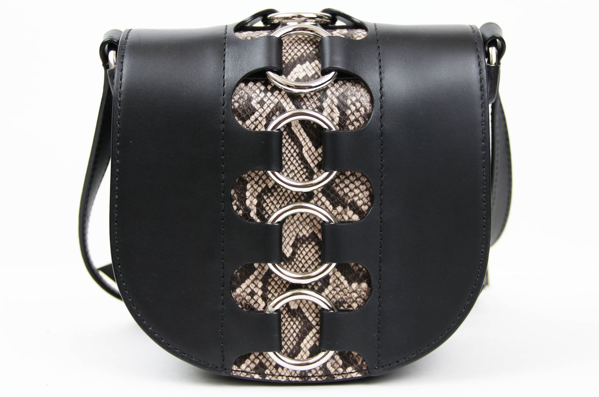 Сумка черная кожаная через плечо вставка рептилия  Alexander Wang 20K0453