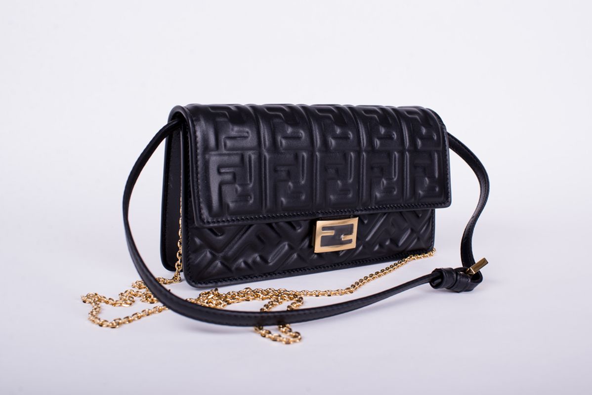 Сумка черная тисненая кожа 25/26 FENDI 8M0498 AAJD F0KUR